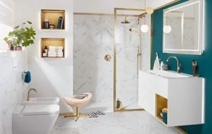 Baderom med marmorplater, grønn vegg og gullfargede detaljer