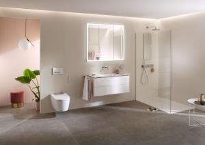 Bad med beige veggfliser, grå gulvfliser og hvit baderomsinnredning.